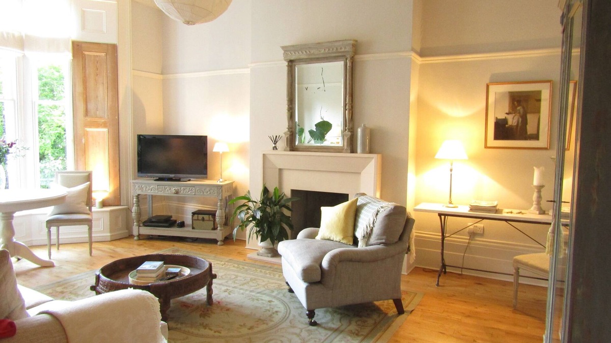 Crouch End Apartment | Spacious One Bedroom Apartment in Beautiful Crouch End, Parking Available