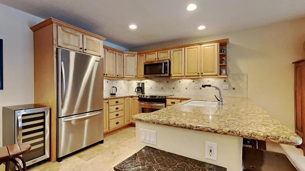 Mammoth Lakes Apartment | Spacious One Bedroom Condo in Mammoth! Free Assigned Parking - Snowbird 107