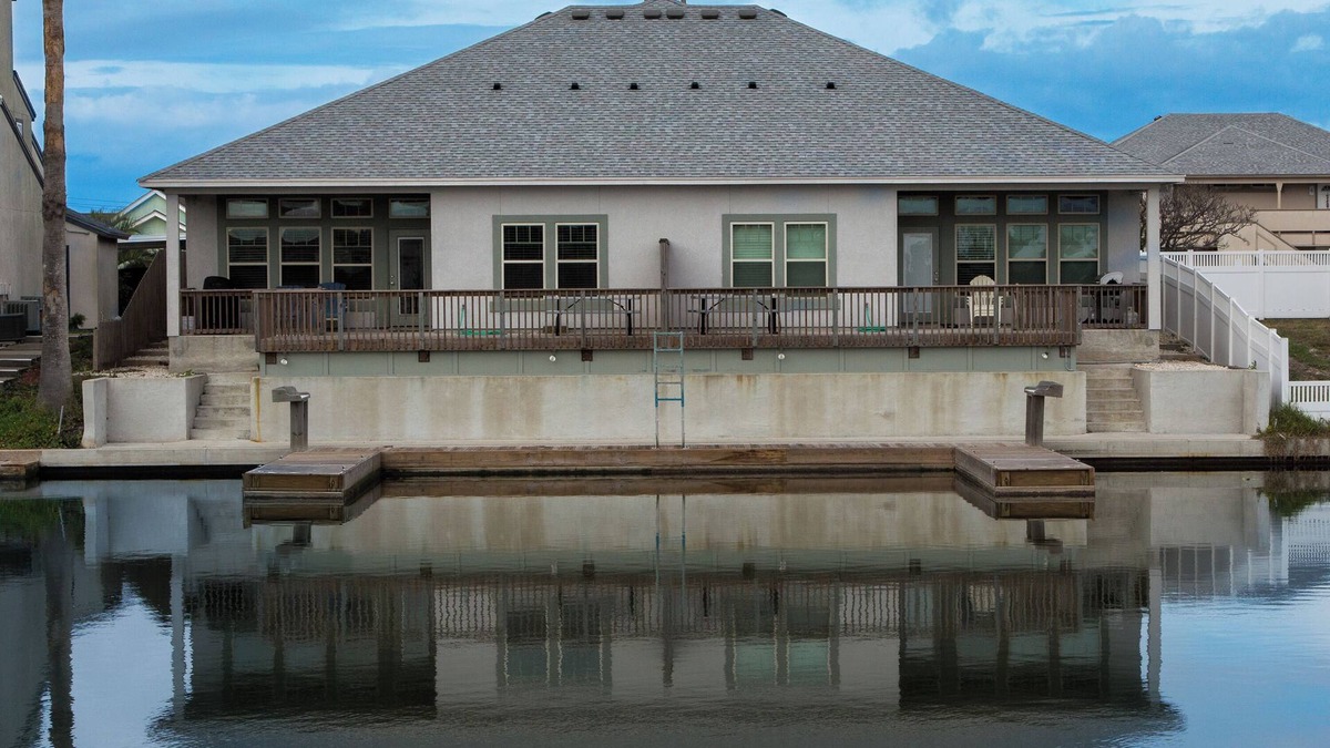 Corpus Christi House | Spacious one story waterfront escape with boat dock & kayaks! 1 mile to beach #B