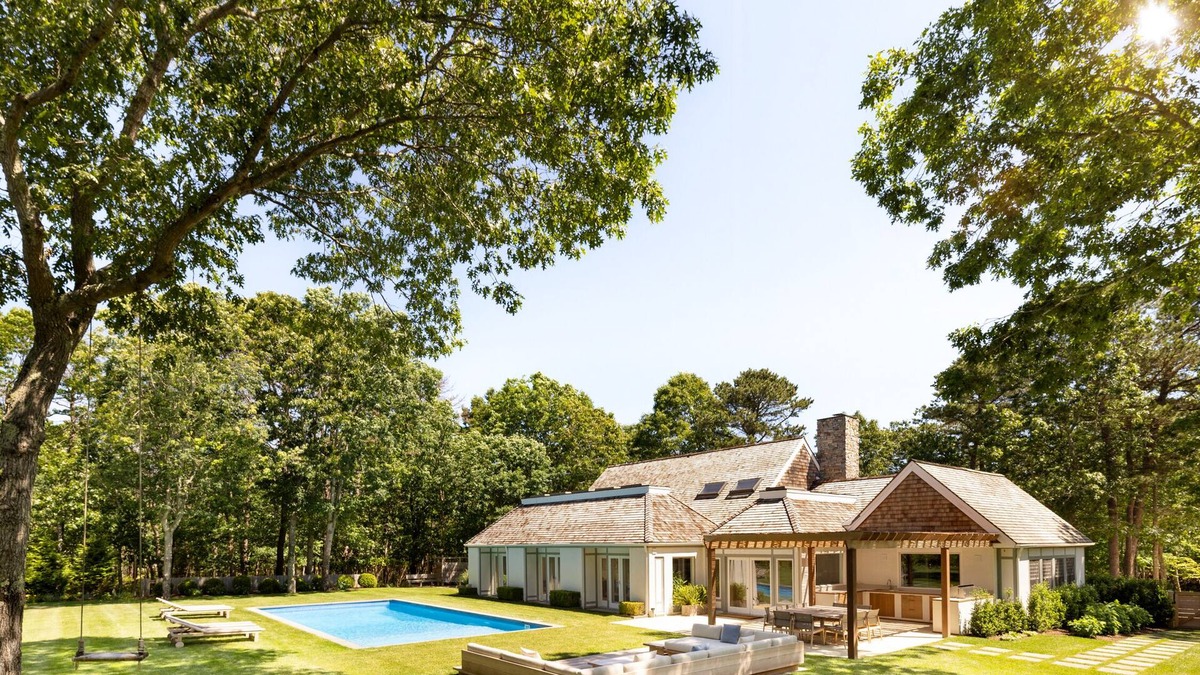 East Hampton House | Spacious Open Floor Plan on 1.5 Acresnn
