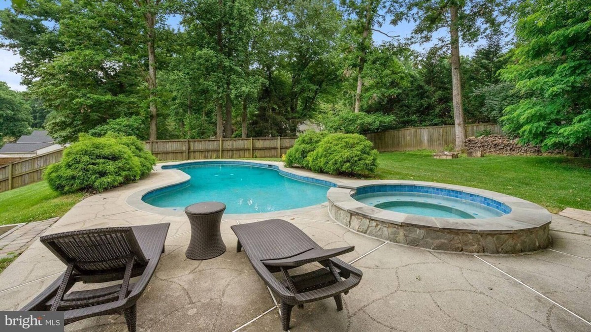 Tysons House | spacious open floor plan w/heated pool and hot tub - DC