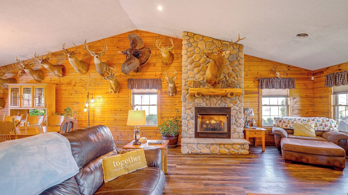 Leasburg Cottage | Spacious Ozarks Family Home - Private Pool & Grill