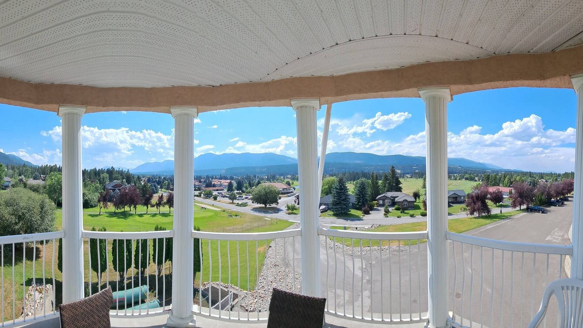 East Kootenay Condo | Spacious pet friendly condo with beautiful golf course and mountain views