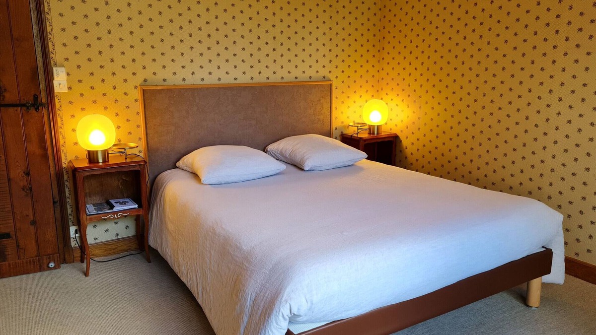 Saint-Martin-d'Abbat Bed & Breakfast | Spacious peaceful house with garden and river