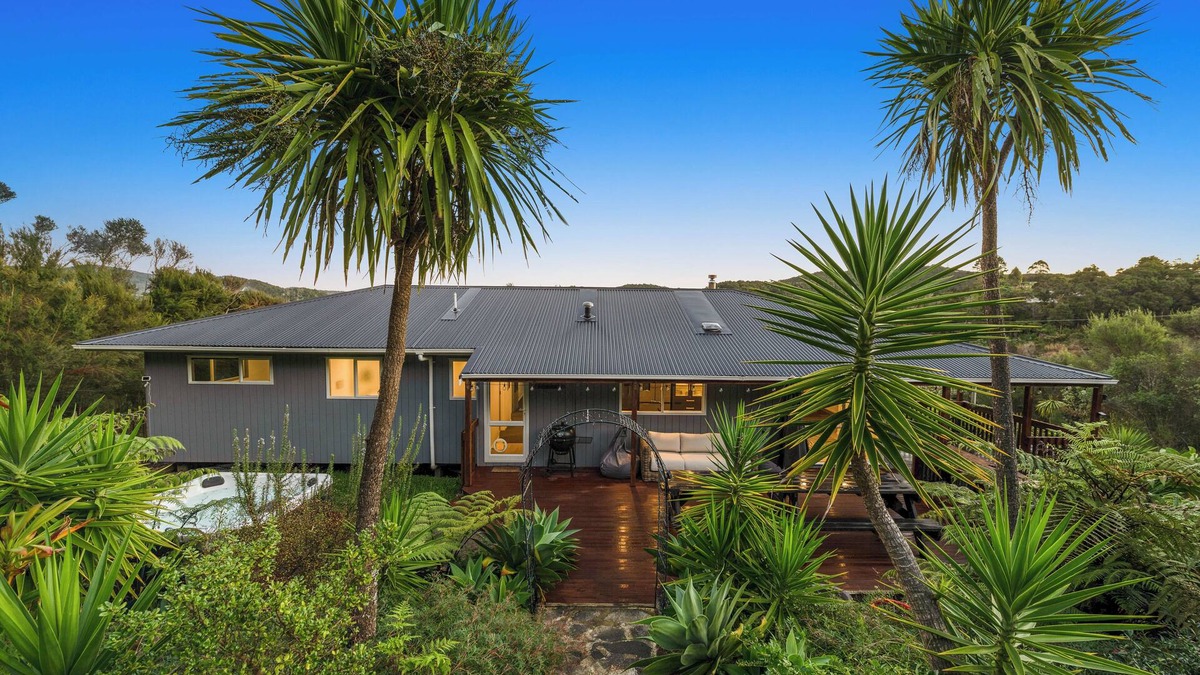 Haruru House | Spacious Paihia Dark Sky Retreat with Spa Pool and Fireplace