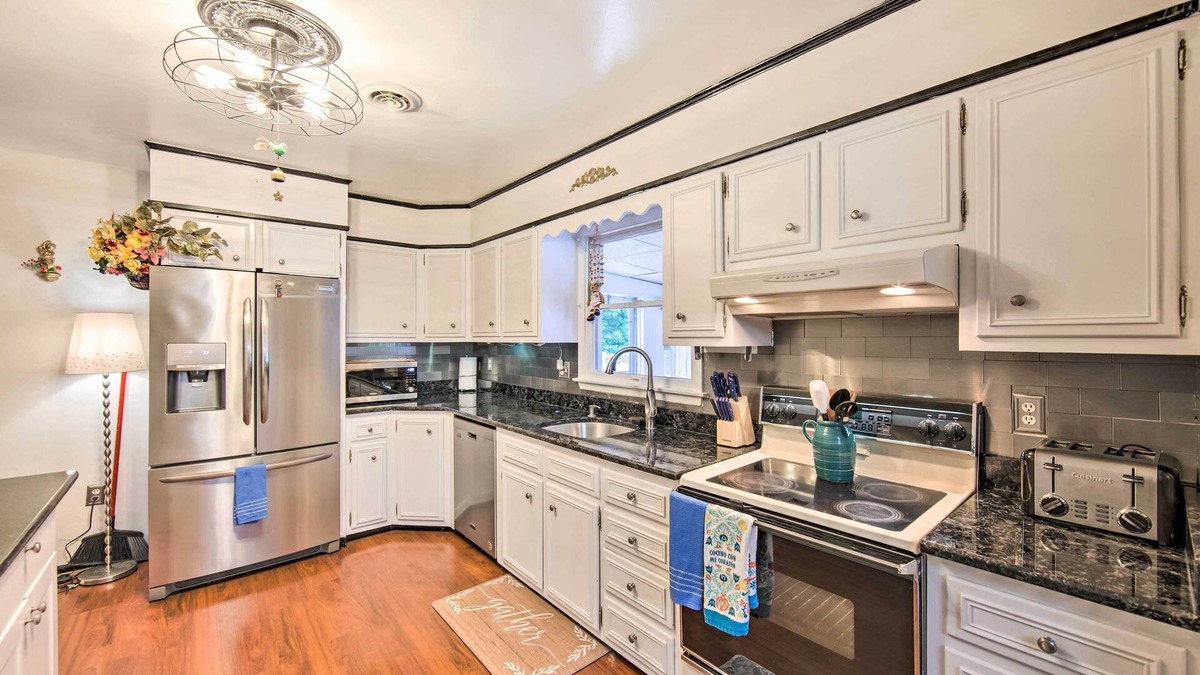 Palmyra House | Spacious Palmyra Home w/Fire Pit & Deck!