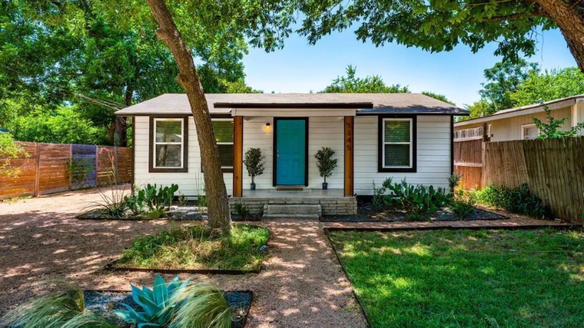 Dunbar House | Spacious Patio + Close to The Square + Pet Friendly + Full Kitchen