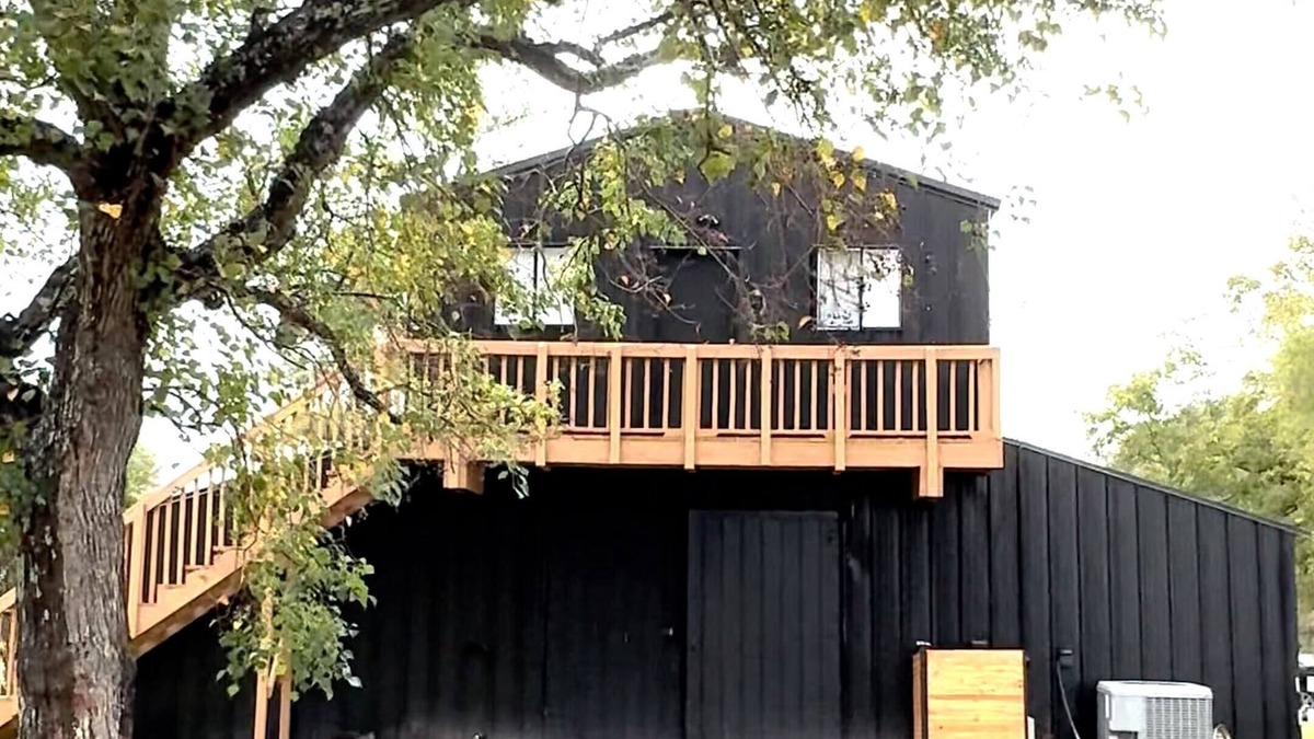 Willis House | Spacious Peaceful Get-Away with a barn to host Events!
