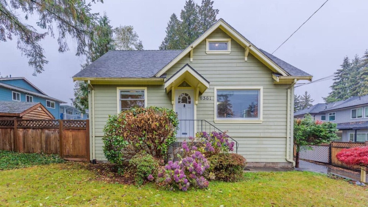 Delta House | Spacious Pet Friendly 3 Bed Home w Back/Front Yard