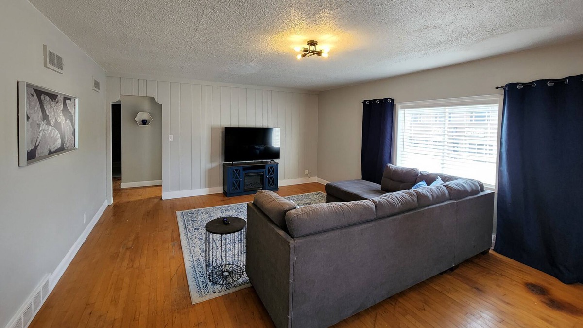 Appleton Apartment | Spacious Pet-Friendly Apartment - Prime Location with All the Amenities You Need