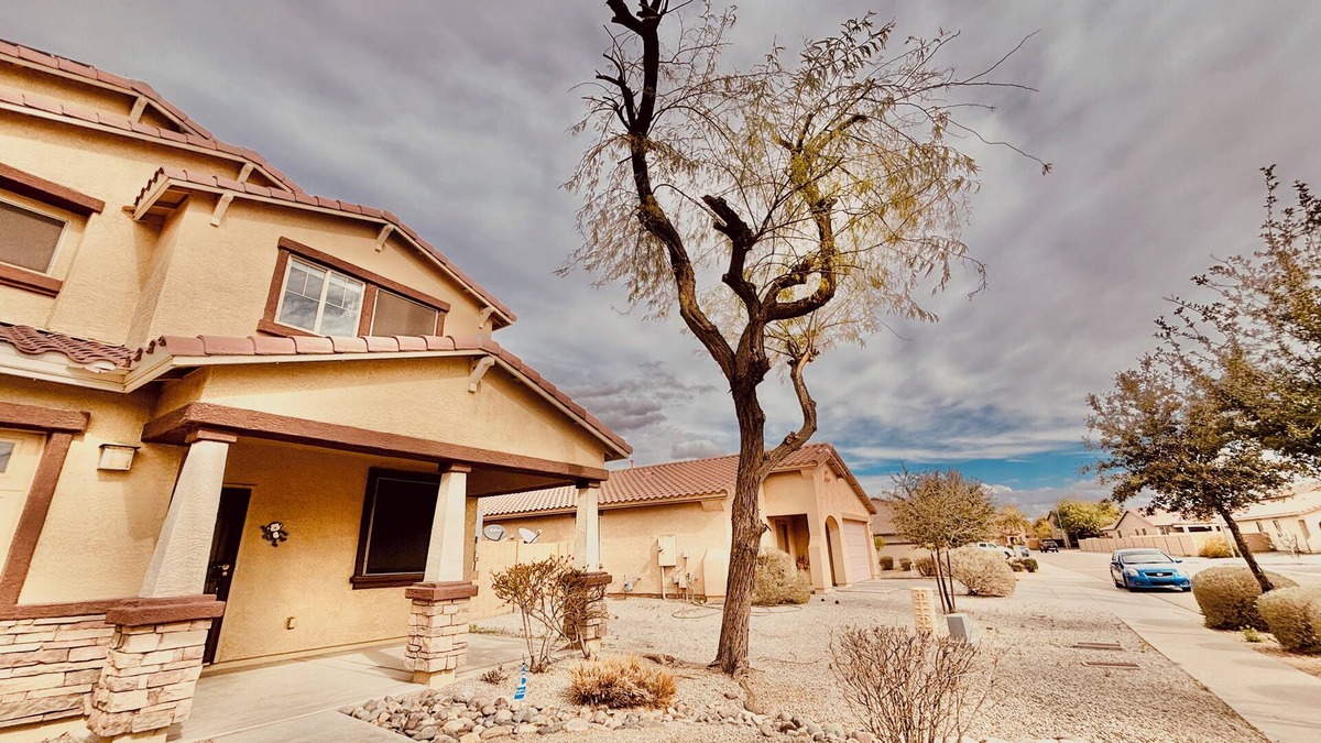 Laveen Ranch House | Spacious pet friendly w/pool and bbq area two-story house and office space.