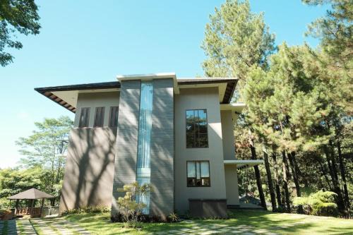 Parongpong Villa | Spacious Pine Forest Villa for MAX 15