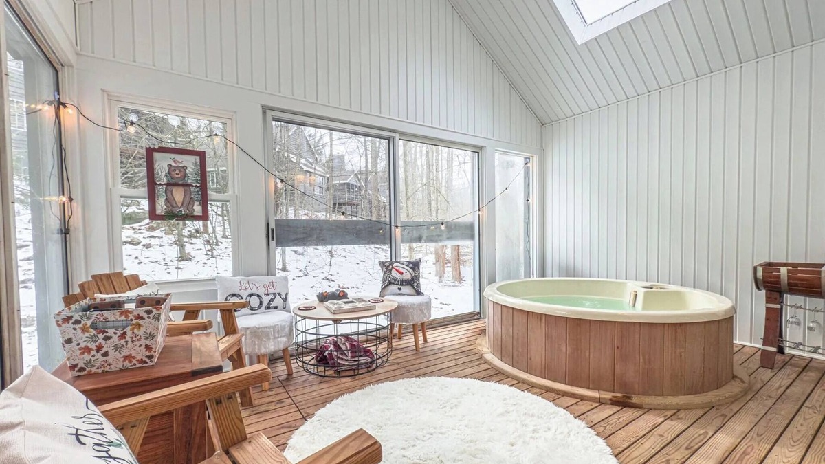 White Haven House | Spacious Poconos Home on Jack Frost Mountain SKI-IN/SKI-OUT, Hot Tub, Grill