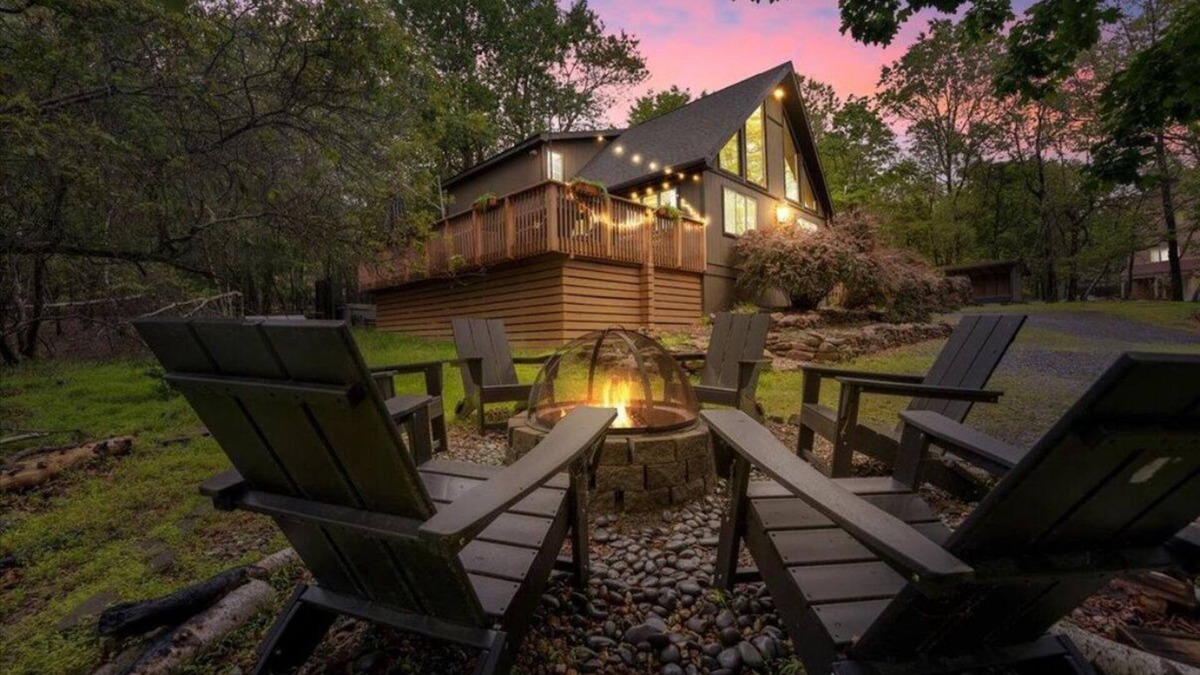 Albrightsville Cabin | Spacious Poconos Cabin - Hot Tub, Games, Fire Pit & Family Fun Sleeps 10