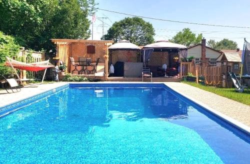 Saint Thomas House | Spacious Pool House 5 Minutes to Elgin Centre