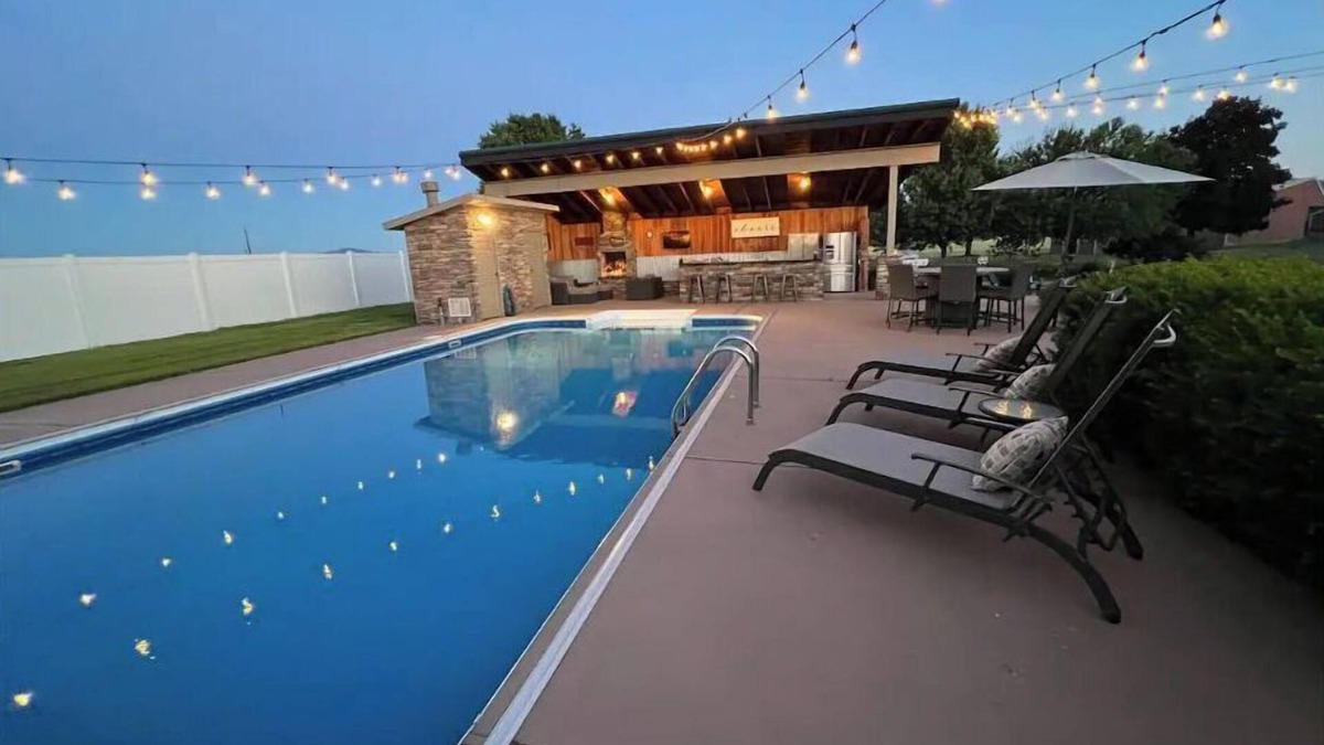 Post Falls House | Spacious Poolside Home - perfect for retreats & all types of family gatherings.