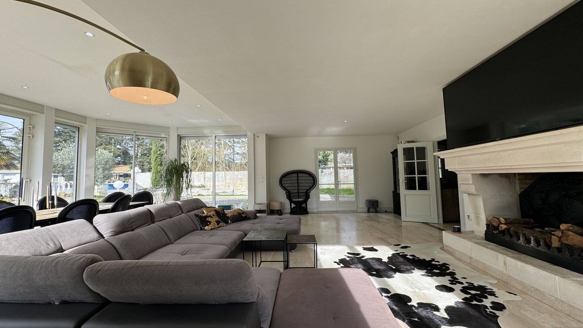 Spay House | Spacious Poolside Retreat Near Le Mans