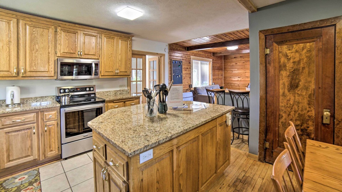 Wetmore Cottage | Spacious Powell Lake Cabin: Lake & Trail Access!