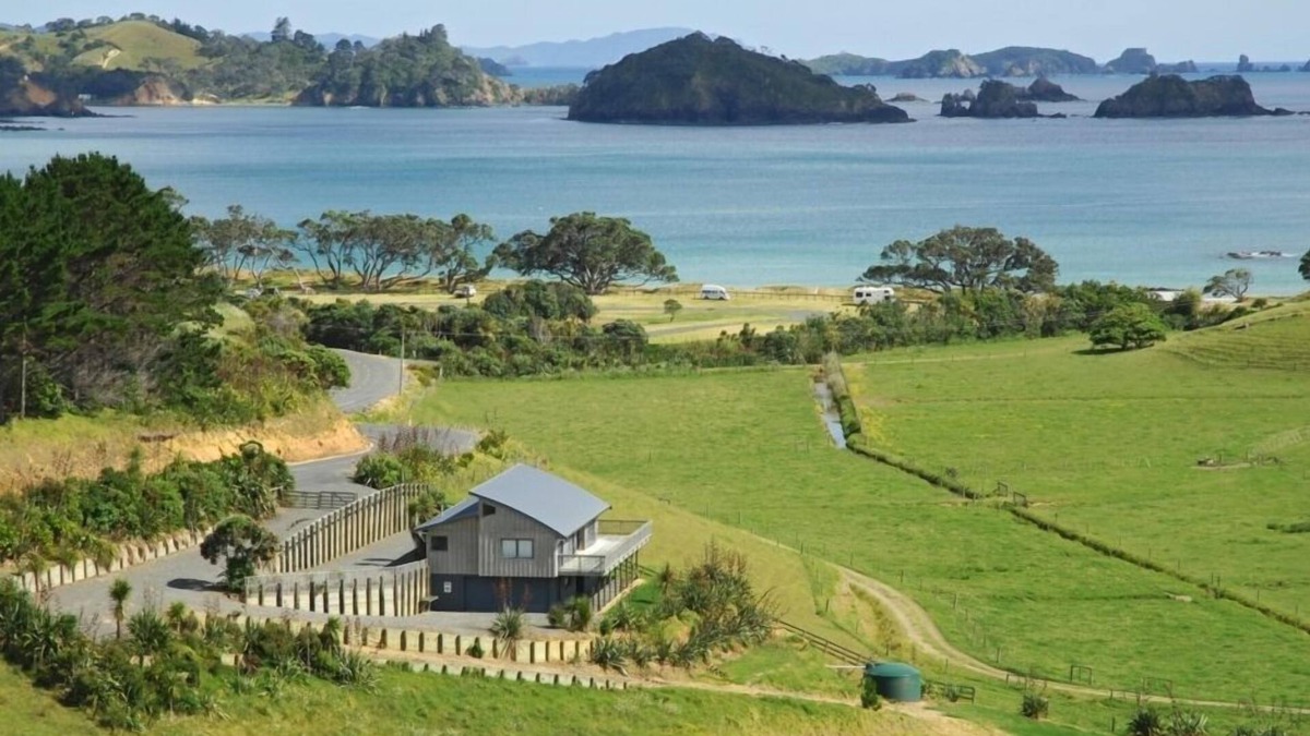 Whananaki House | Spacious private modern house, seaviews, decks
