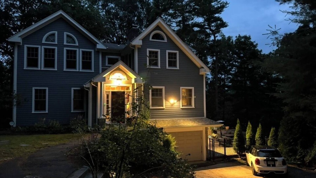 Waban House | Spacious private 4-bedroom house in lovely Newton