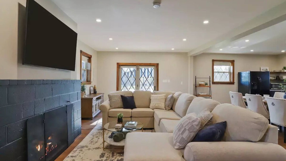 Saint Thomas House | Spacious & Private 4BR Retreat - A Unique Getaway Just 3 miles to Gold Fish Barn