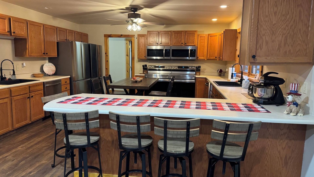Tylersville Cabin | Spacious Private 9 bedroom lodge AC, hot tub, fire pit, fire place, 212 acres
