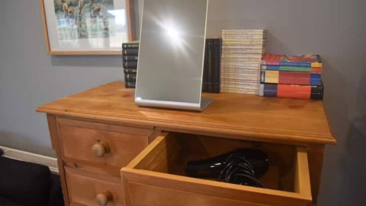 Kings Langley Apartment | Spacious Private Garden Studio