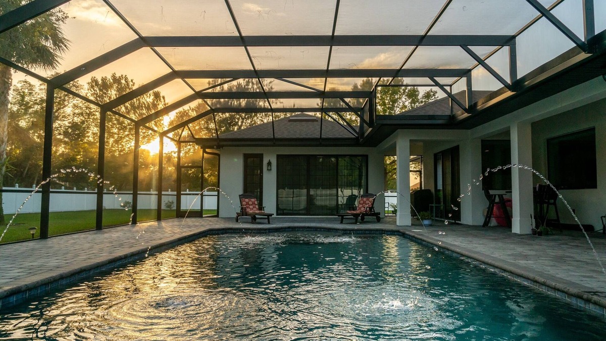 Union Park House | Spacious & Private Guest Pool House Oasis