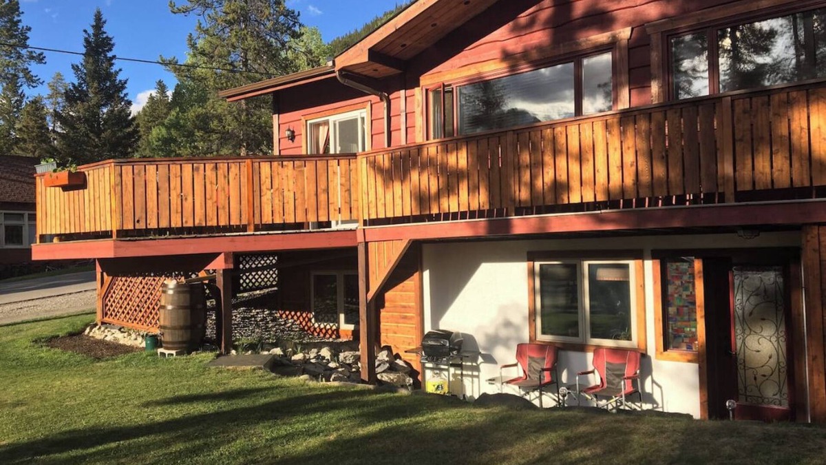 Banff Apartment | Spacious private king suite steps to DT Banff