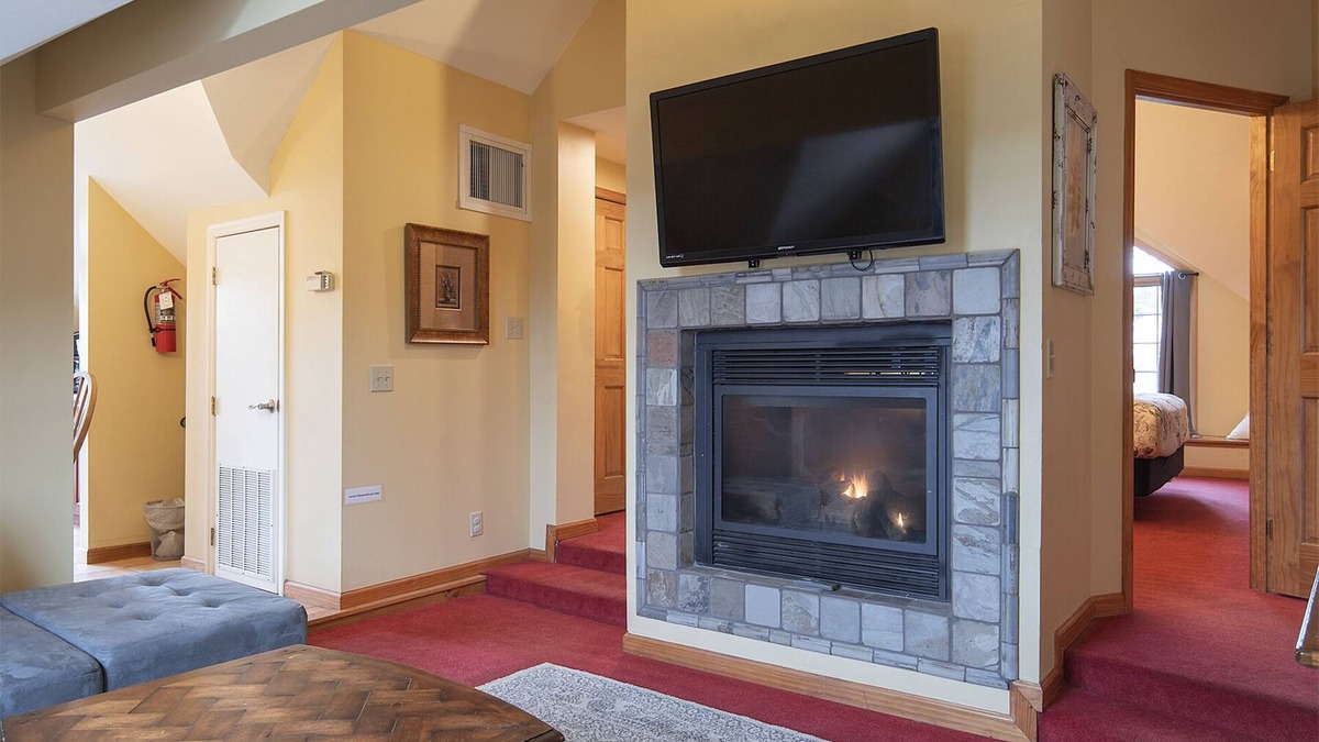Blowing Rock Hotel | Spacious Private Suite with full kitchen, private deck and pet friendly!