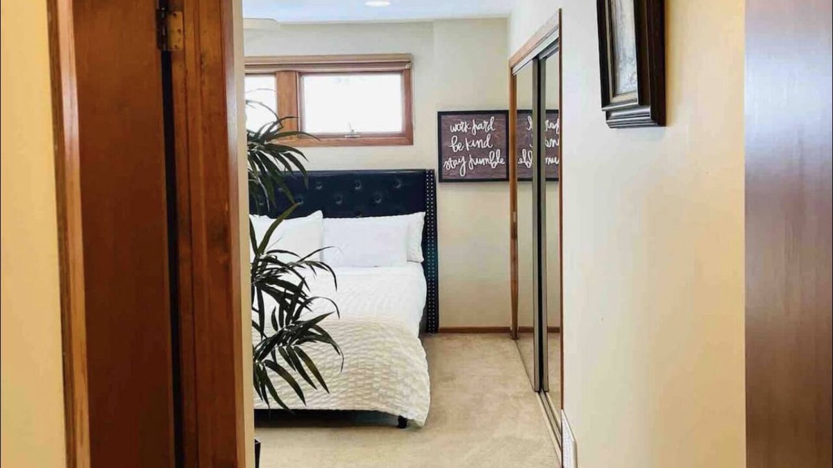 Buffalo Grove House | Spacious Private Room