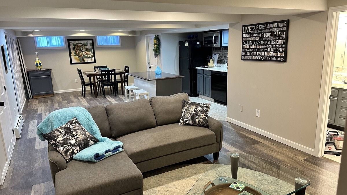 Lyndon House | Spacious, private1 bed/1bath w/steam sauna