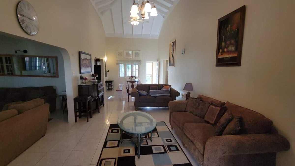 Epworth House | Spacious Property with spectacular scenic views-10 minutes from Ocho