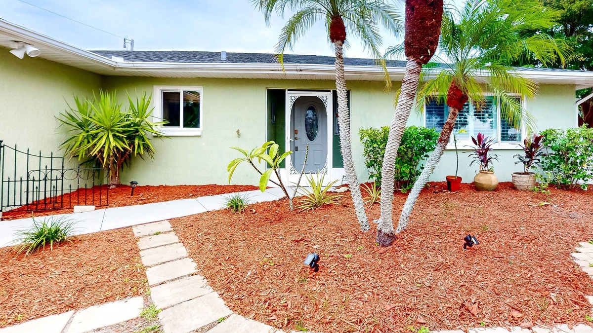 South Venice House | Spacious property with separate living quarters, pool, & lanai - dog-friendly