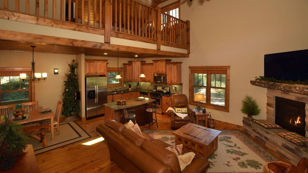 Lenoir Cabin | 🍁Spacious Pvt 3-Level 2-Deck Lodge🍁2Grt Rm/3K/2T/3Bunk🍁Fireplace🍁Foosball🍁