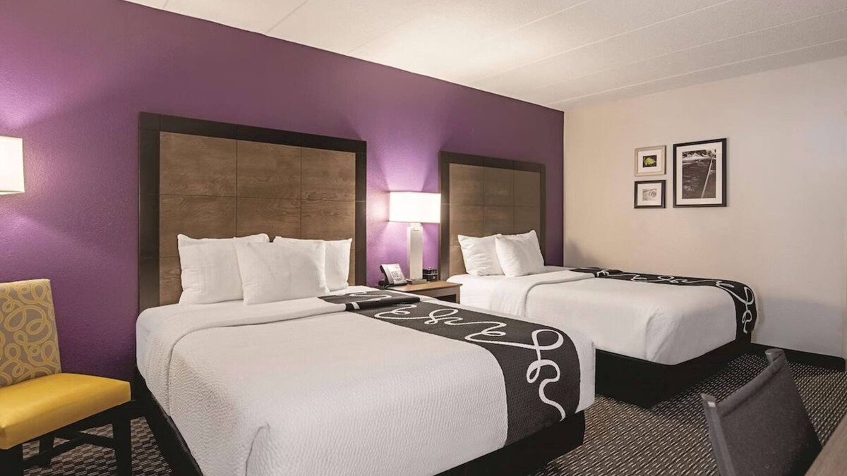 Oakdale Hotel | Spacious Queen Suite, La Quinta, Shuttle Service, Minutes to The Arts District