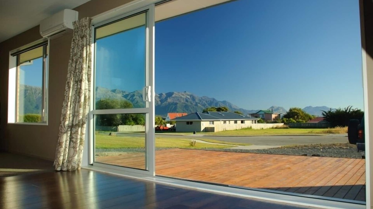 Kaikoura House | Spacious Quiet | 3BR | Decks | Wi-Fi | BBQ | Views