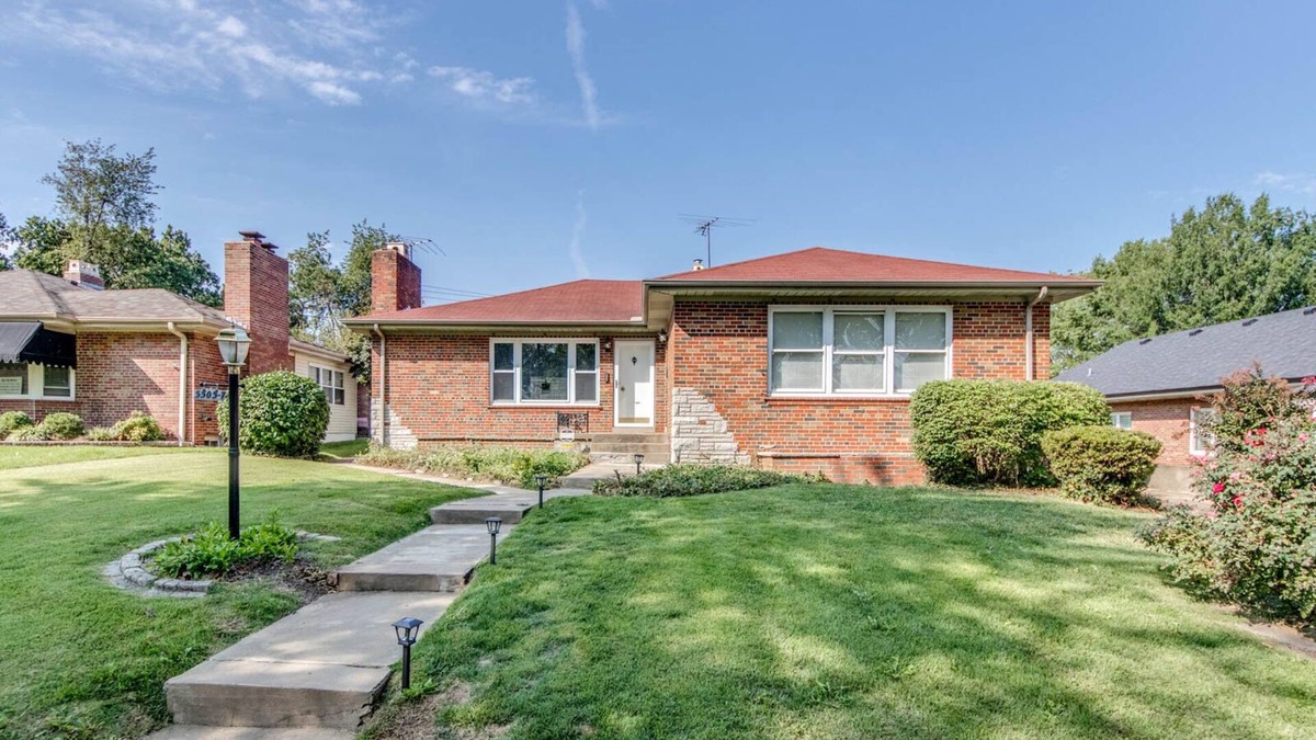 St. Louis Hills Condo | Spacious | Quiet | 1 bedroom duplex w free parking!