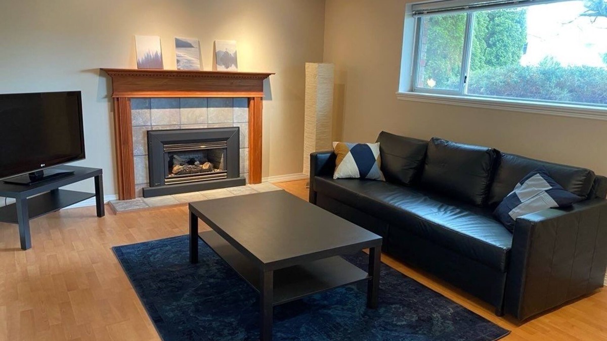 Delta House | Spacious, Quiet and Clean 1 Bedroom Basement Suite