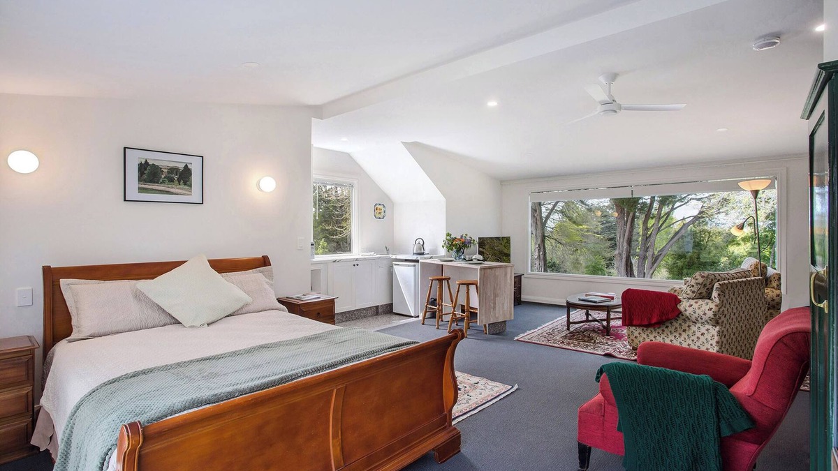 Exeter Apartment | Spacious, quiet, private loft studio 7 minutes walk to Exeter village centre