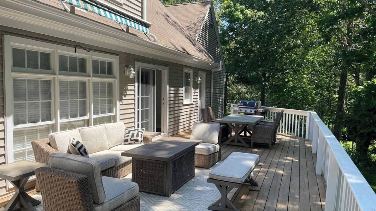Madison House | Spacious, quiet suburban getaway in Madison. 15 min from beach & hiking trails!