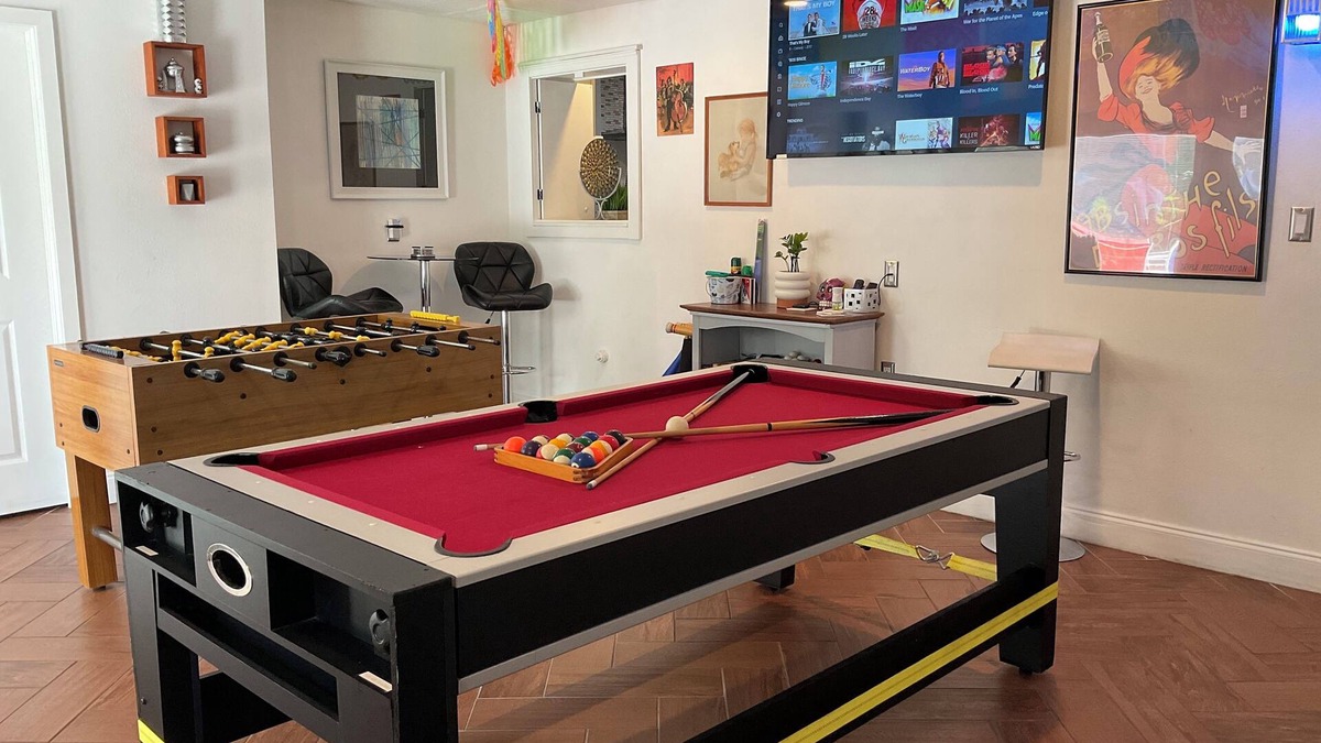 Melbourne House | Spacious ranch 7 minutes to the beach/airport, 3in1 game table , Pet friendly