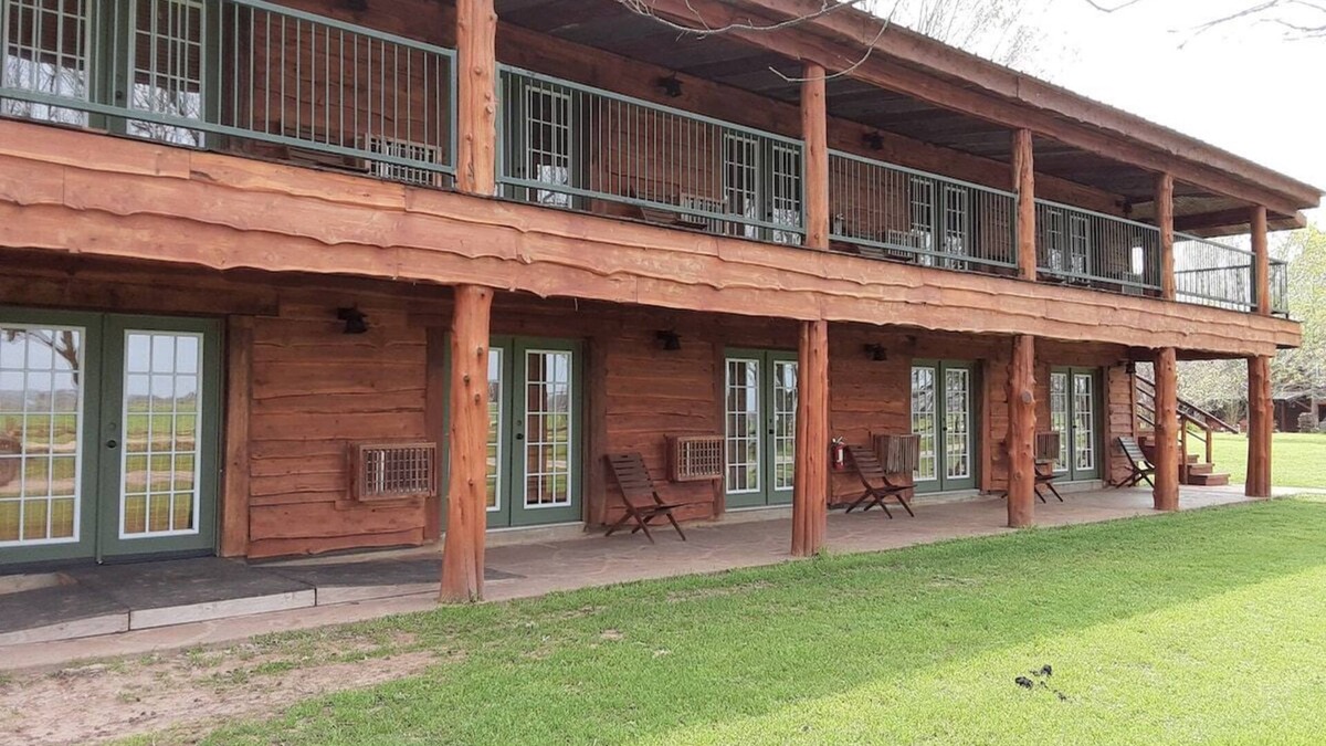 Satin Cabin | Spacious Ranch Farmhouse, Exquisite Sunrises