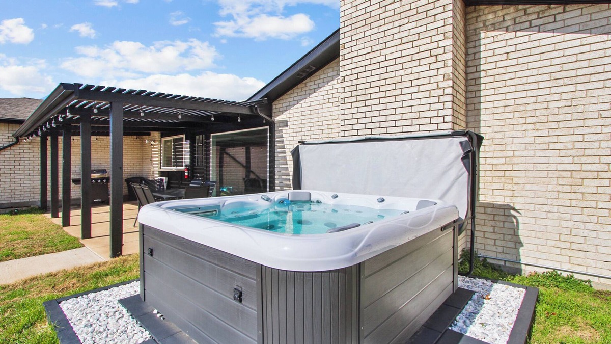 The Colony House | Spacious Ranch Style home in The Colony! Pool, Hot Tub & More!