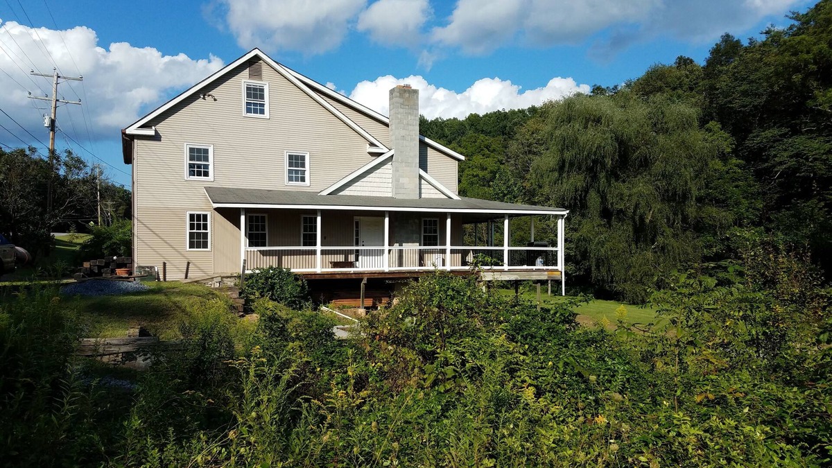 Saxton House | Spacious! Recent Remodel! 6 Min. to Raystown Lake! Linens&Towels provided!