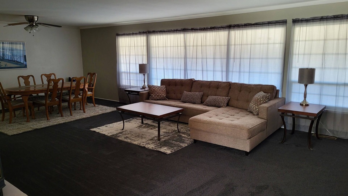 Red Bluff House | Spacious Red Bluff mid-century ranch style