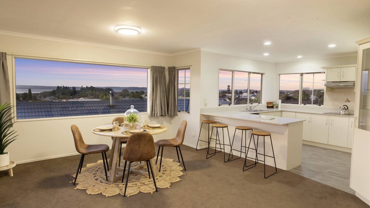 Lynmore House | Spacious Redwood Retreat with Lake Views OPEN NOW