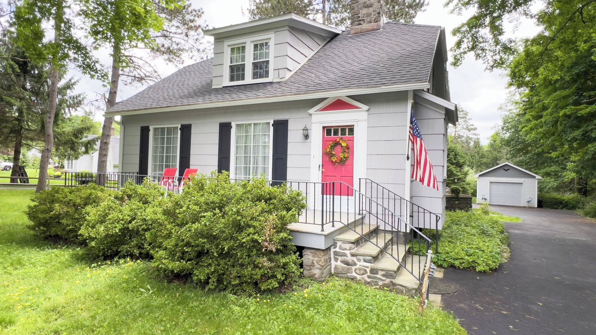 Skytop House | Spacious, relaxing 5BR/3BA Pocono home in Skytop, PA with fenced-in backyard