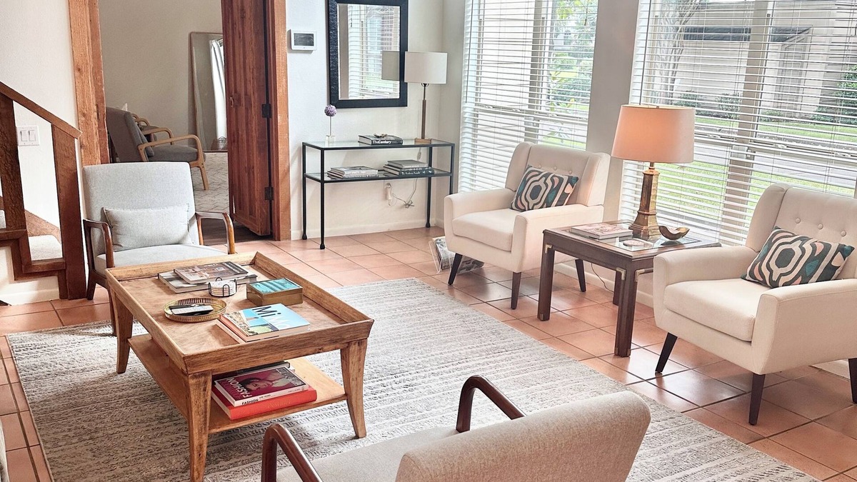 Brookhollow House | Spacious & relaxing Mid Century 3 bedroom house with a nice patio