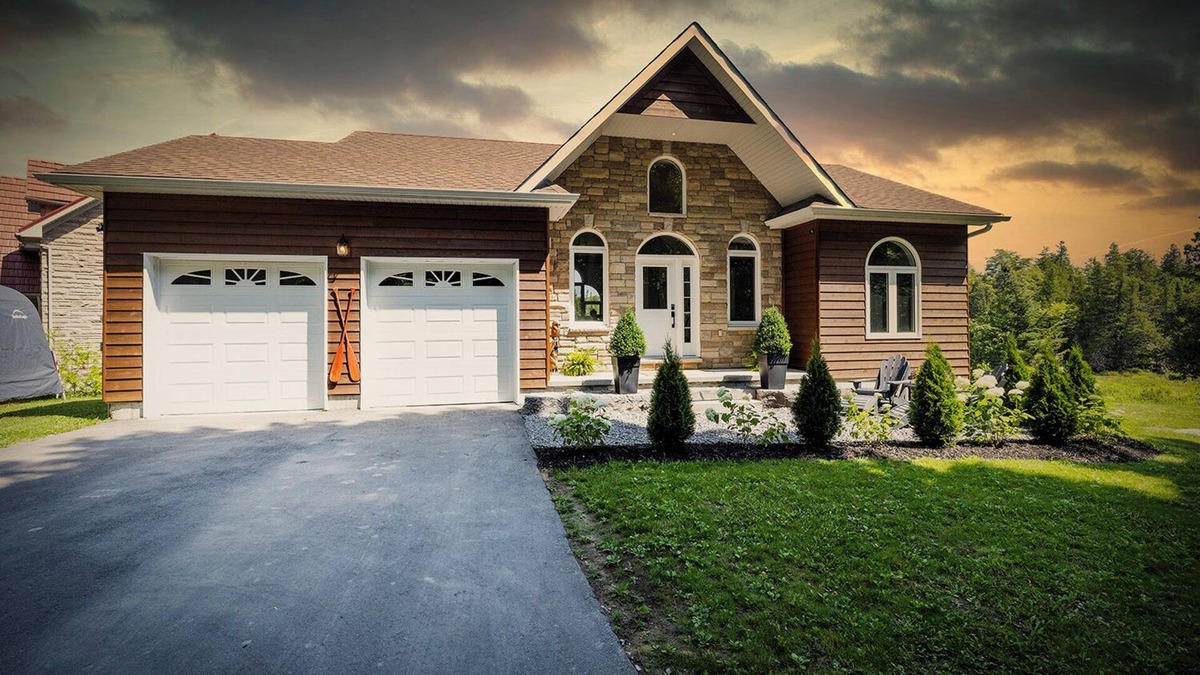 Baddow House | Spacious renovated peaceful home. High-end finishes in great area!